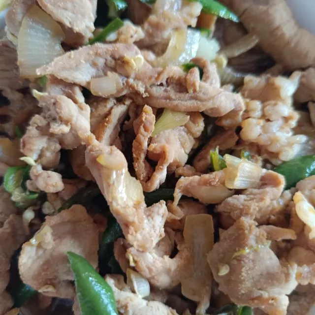 ผัดพริกสดราดข้าว